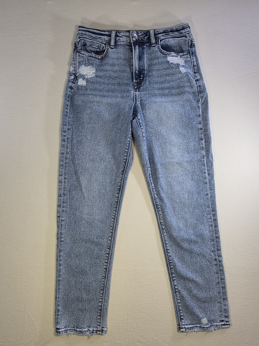 Women’s Light Wash Distressed Jeans - Classic Fit
